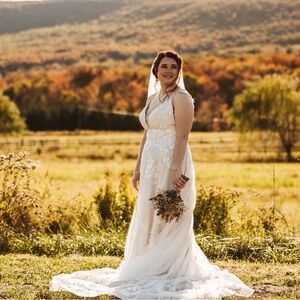 Ellen- 21RC393A01- Rebecca Ingram
Wedding dress